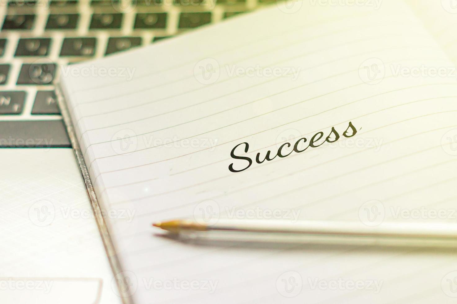 skriva anteckning som visar framgång. inspirerande motiverande citat på anteckningsboken foto