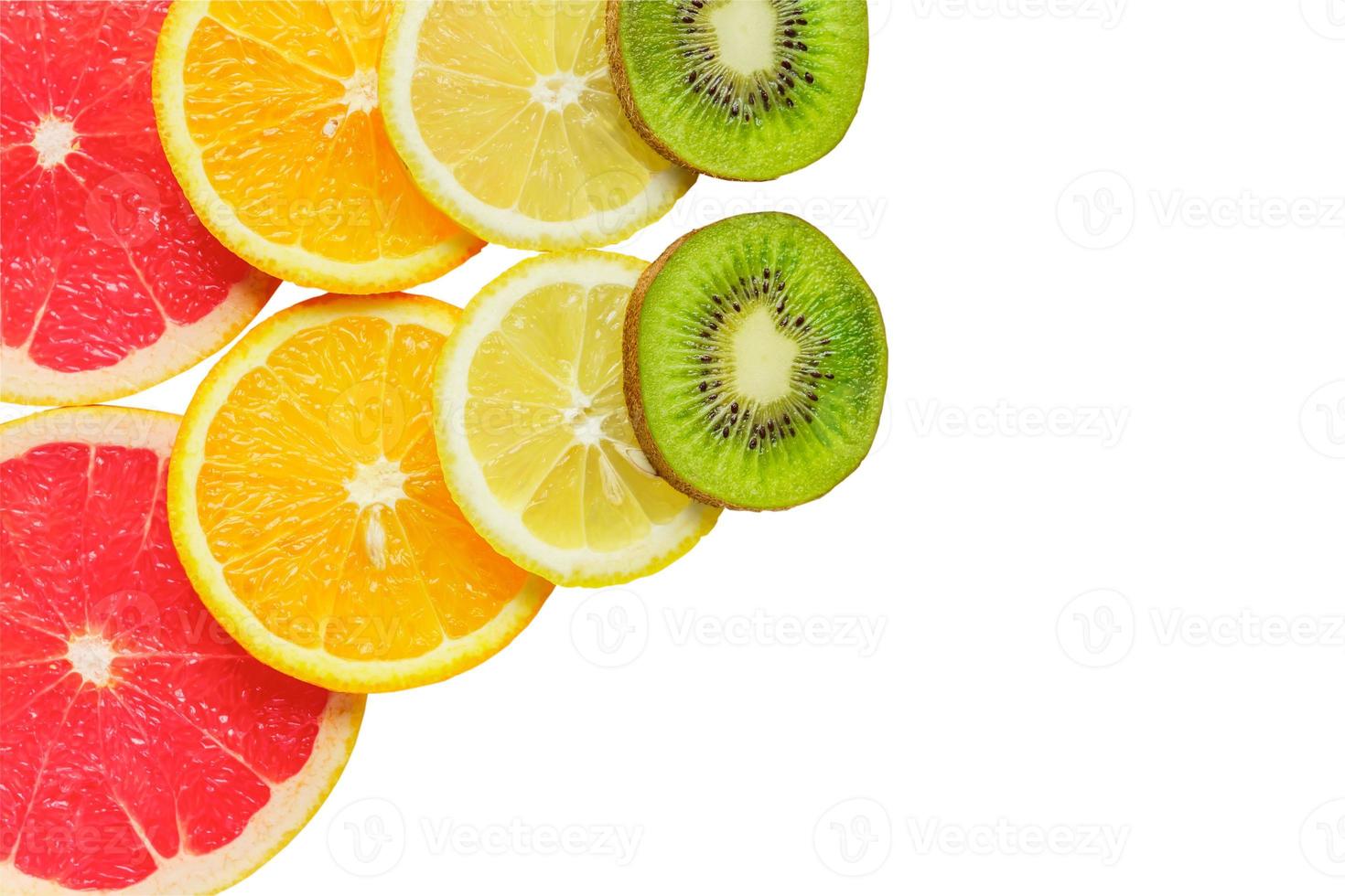 närbild av citrusskiva, kiwi, apelsiner och grapefrukt isolerad på vit bakgrund. frukt bakgrund foto