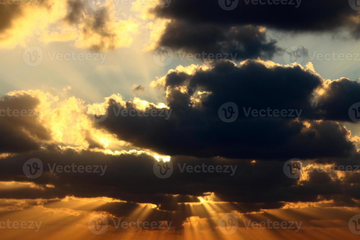 solen går ner under horisonten på Medelhavet i norra Israel. foto