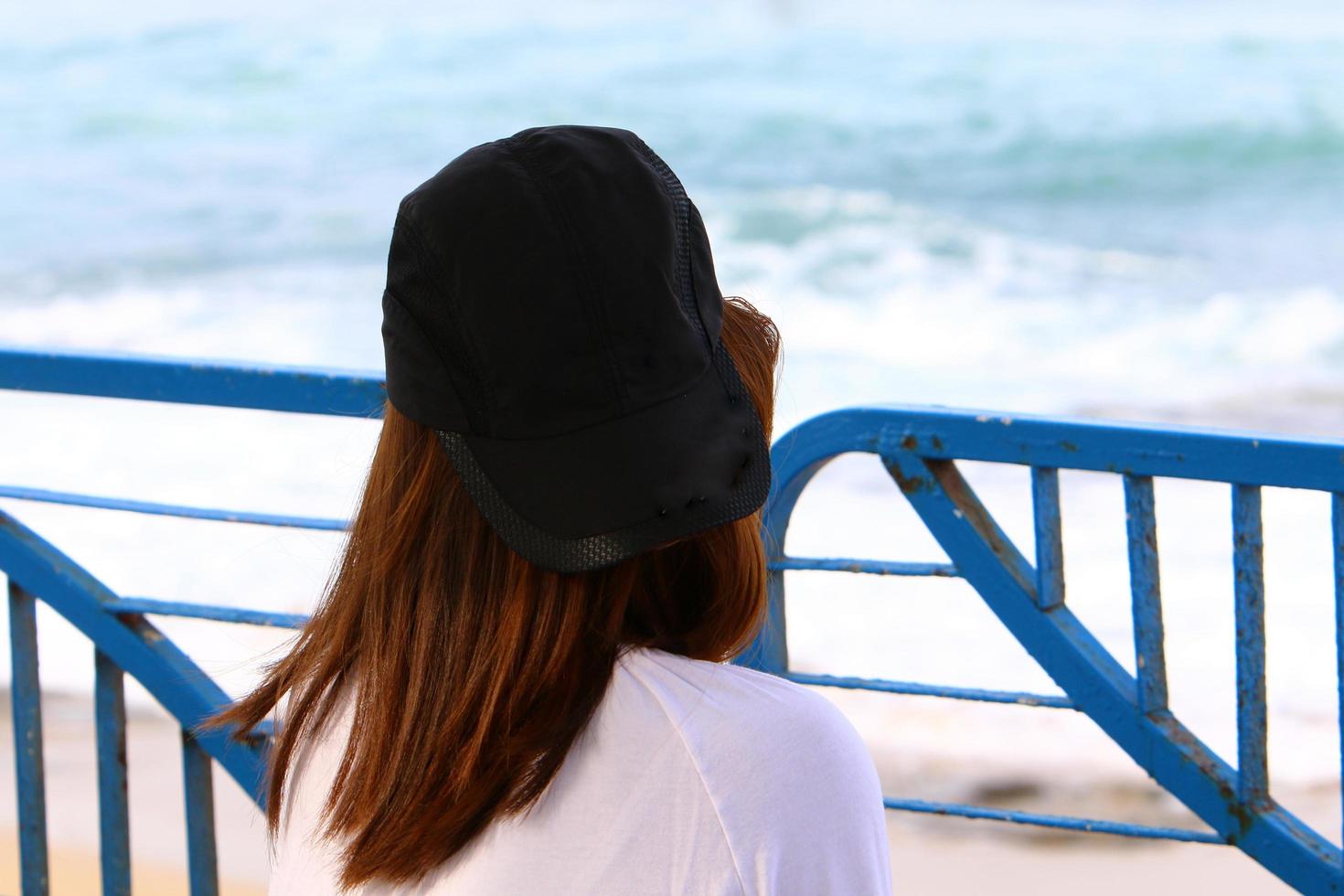 nahariya israel 16 juni 2020. man på semester i en stadspark nära havet. foto