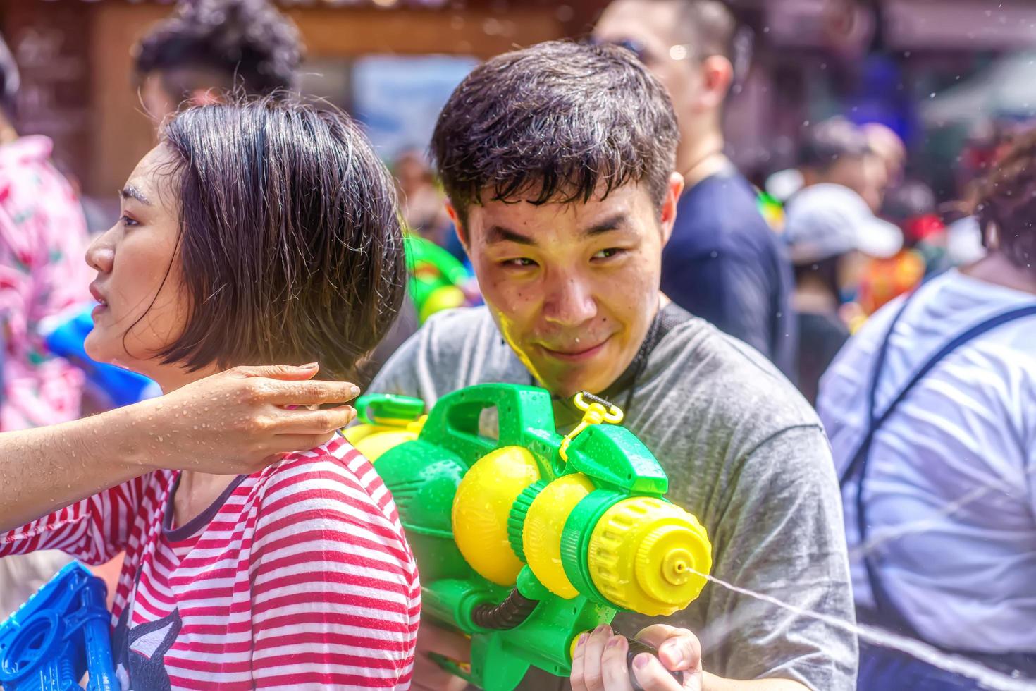 siam fyrkant, Bangkok, thailand - apr 13, 2019 kort verkan av människor går med fester av de thai ny år eller songkran i siam fyrkant. foto