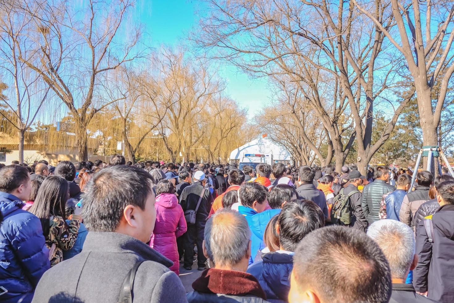Peking, Kina - 25 februari 2017.a massa av obekant kinesisk människor eller turist väntar för inträde till främmande män fyrkant foto