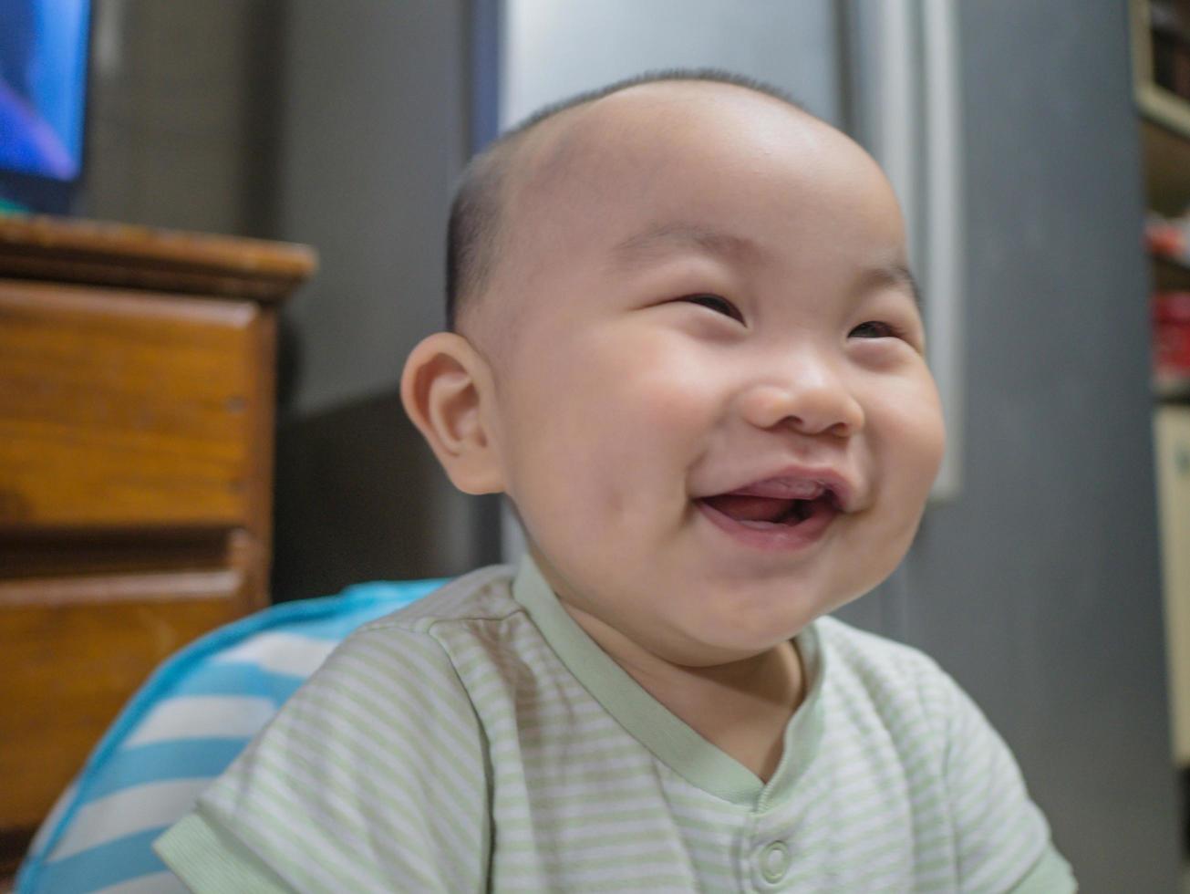 sötnos asiatisk pojke bebis eller spädbarn leende mycket Lycklig foto