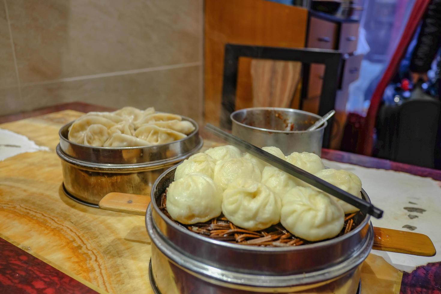 stänga upp små ånga bullar i kinesisk restaurang foto