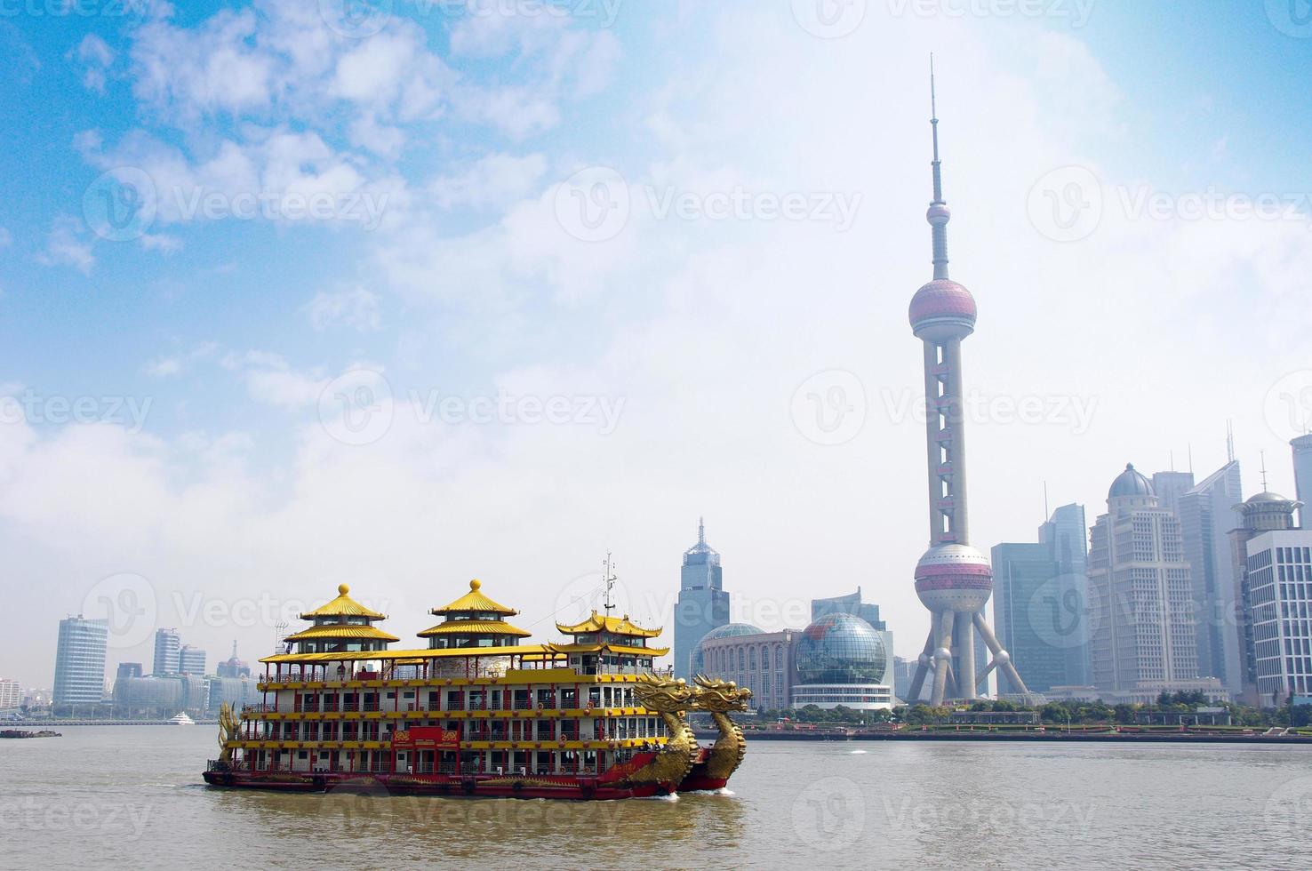 drakbåt genom shanghai skyline foto