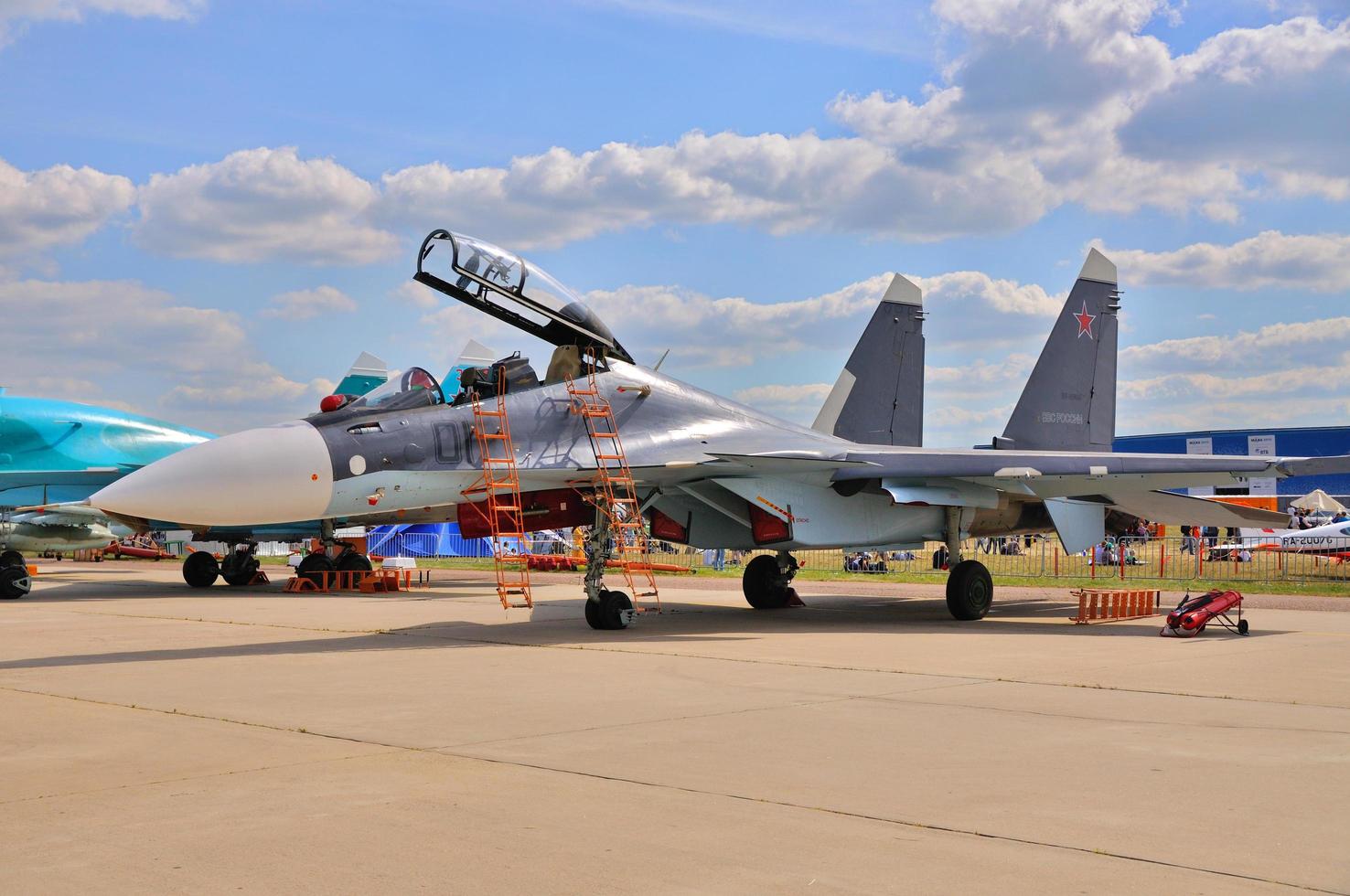 Moskva, ryssland - aug 2015 kämpe flygplan su-30 flanker-c pres foto
