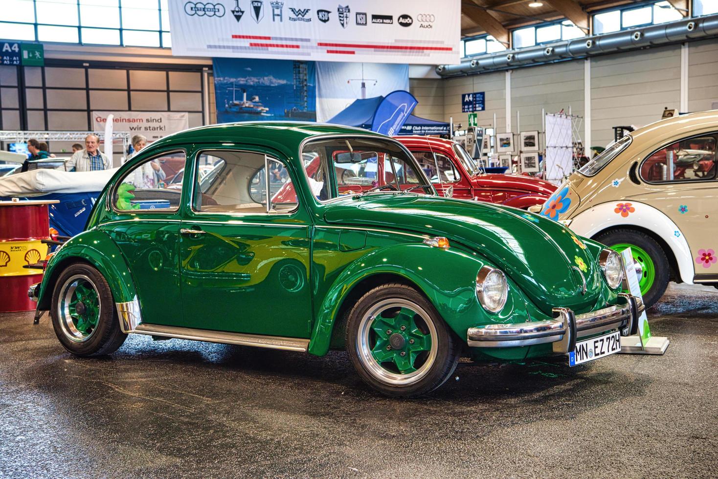 friedrichshafen - Maj 2019 grön vw volkswagen skalbagge mexico 1984 på motorvärlden klassiker bodensee på Maj 11, 2019 i friedrichshafen, Tyskland foto