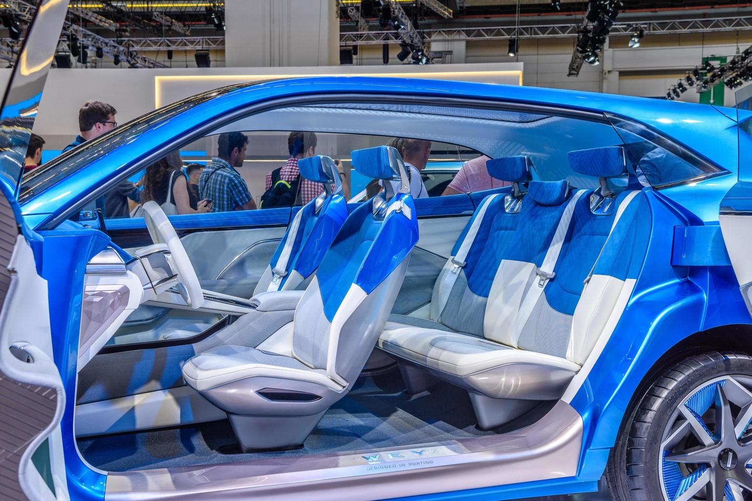 frankfurt, tyskland - sept 2019 vit interiör av blå murmotorer wey-s koncept elektrisk suv bil, iaa internationell motormässa bilutställning foto
