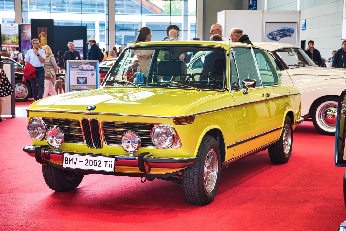 friedrichshafen - maj 2019 ljusgul citron bmw 2002 tii 2000 nyklass sedan på motorworld classics bodensee den 11 maj 2019 i friedrichshafen, Tyskland foto