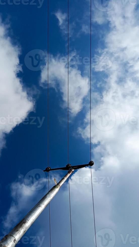 elektrisk torn solig moln i de luft bakgrund foto