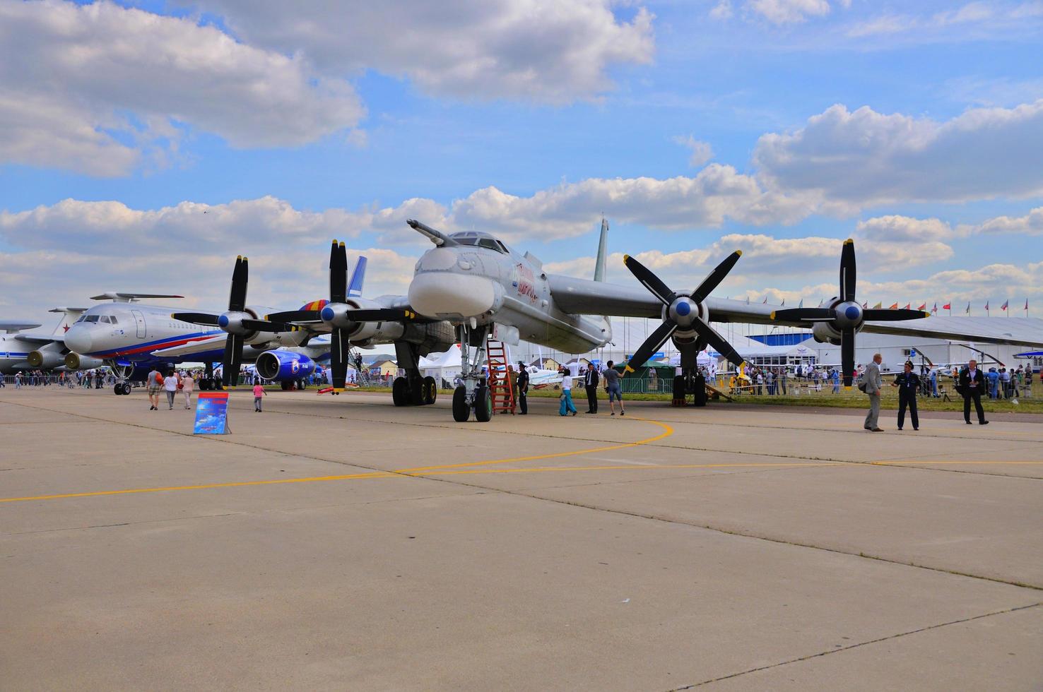 Moskva, ryssland - aug 2015 strategisk bombplan tu-95 Björn presenteras foto