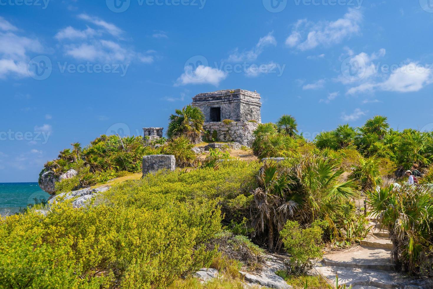 struktur 45, offertories på kullen nära stranden, mayaruiner i tulum, riviera maya, yucatan, karibiska havet, mexiko foto