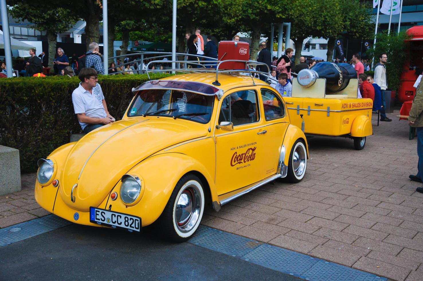 frankfurt - september 21 vokswagen skalbagge coca cola presenteras som värld premiär på de 65:e iaa internationale automobil Ausstellung på september 21, 2013 i frankfurt, Tyskland foto