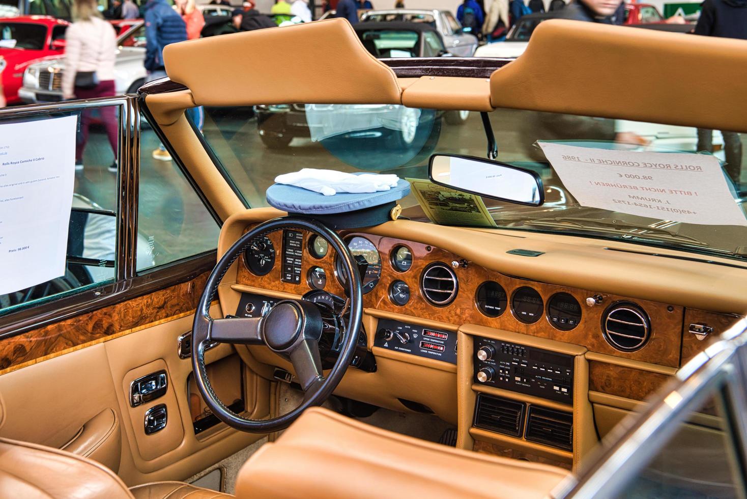 friedrichshafen - Maj 2019 beige interiör Rolls Royce corniche 2 ii 1986 cabrio på motorvärlden klassiker bodensee på Maj 11, 2019 i friedrichshafen, Tyskland foto