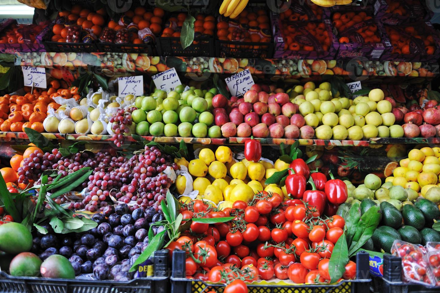 färsk frukt och grönsaker på marknadsföra foto