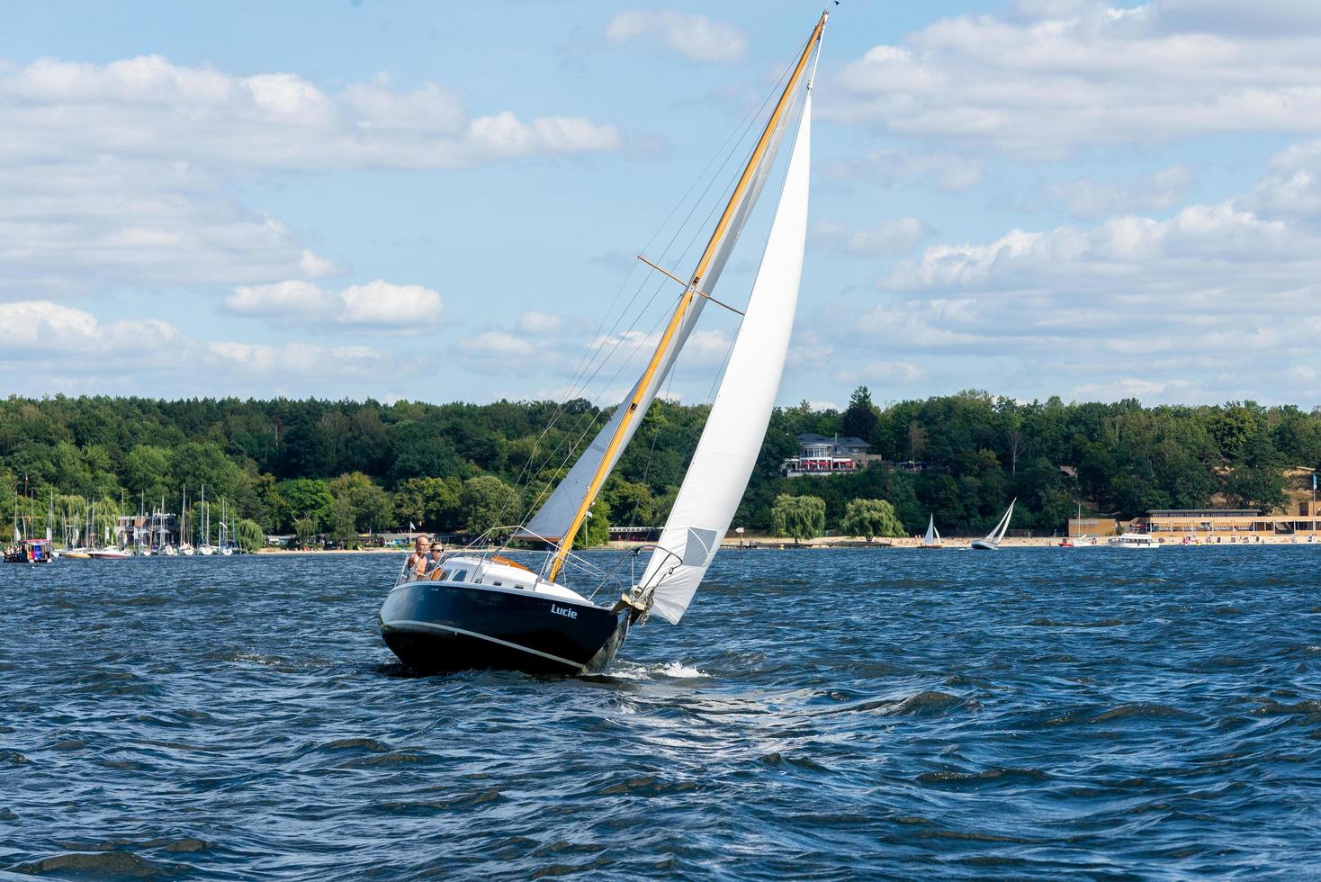 berlin, berlin Tyskland 23.07.2018 segelbåt på de vill se i en kurva foto