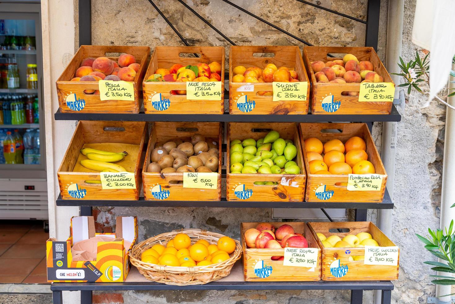 hylla med olika frukt för försäljning foto