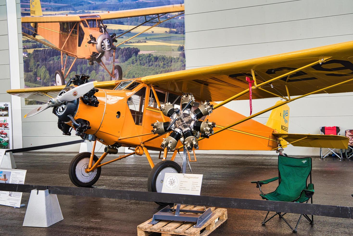 friedrichshafen - Maj 2019 orange plan curtis robin j-1 1929 på motorvärlden klassiker bodensee på Maj 11, 2019 i friedrichshafen, Tyskland foto