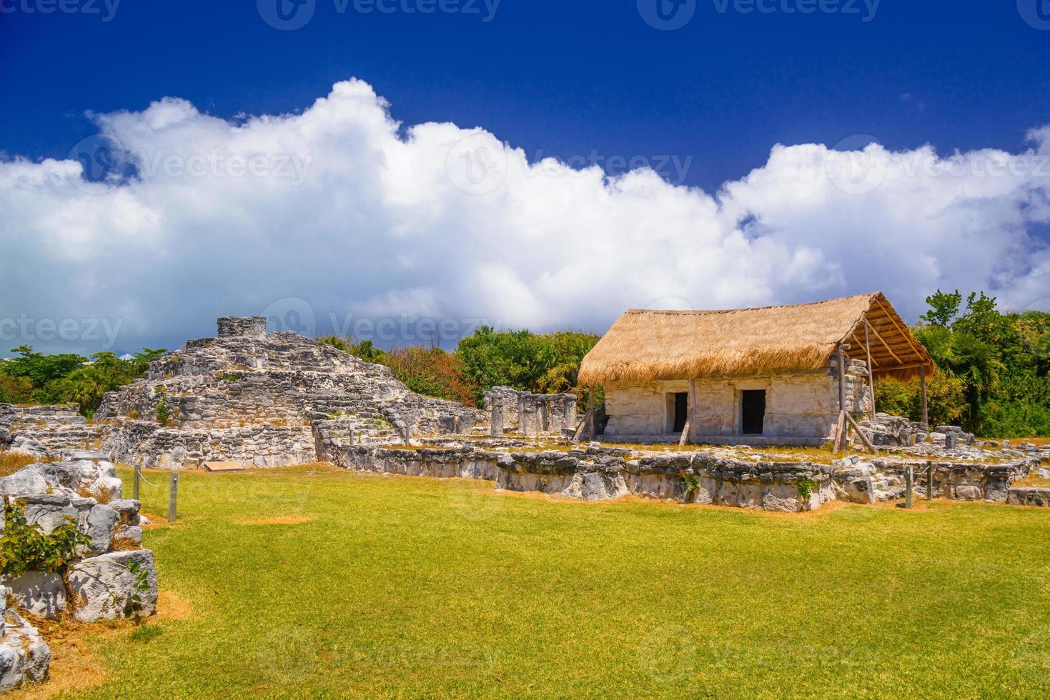 forntida ruiner av maya i el reys arkeologiska zon nära cancun, yukatan, mexico foto