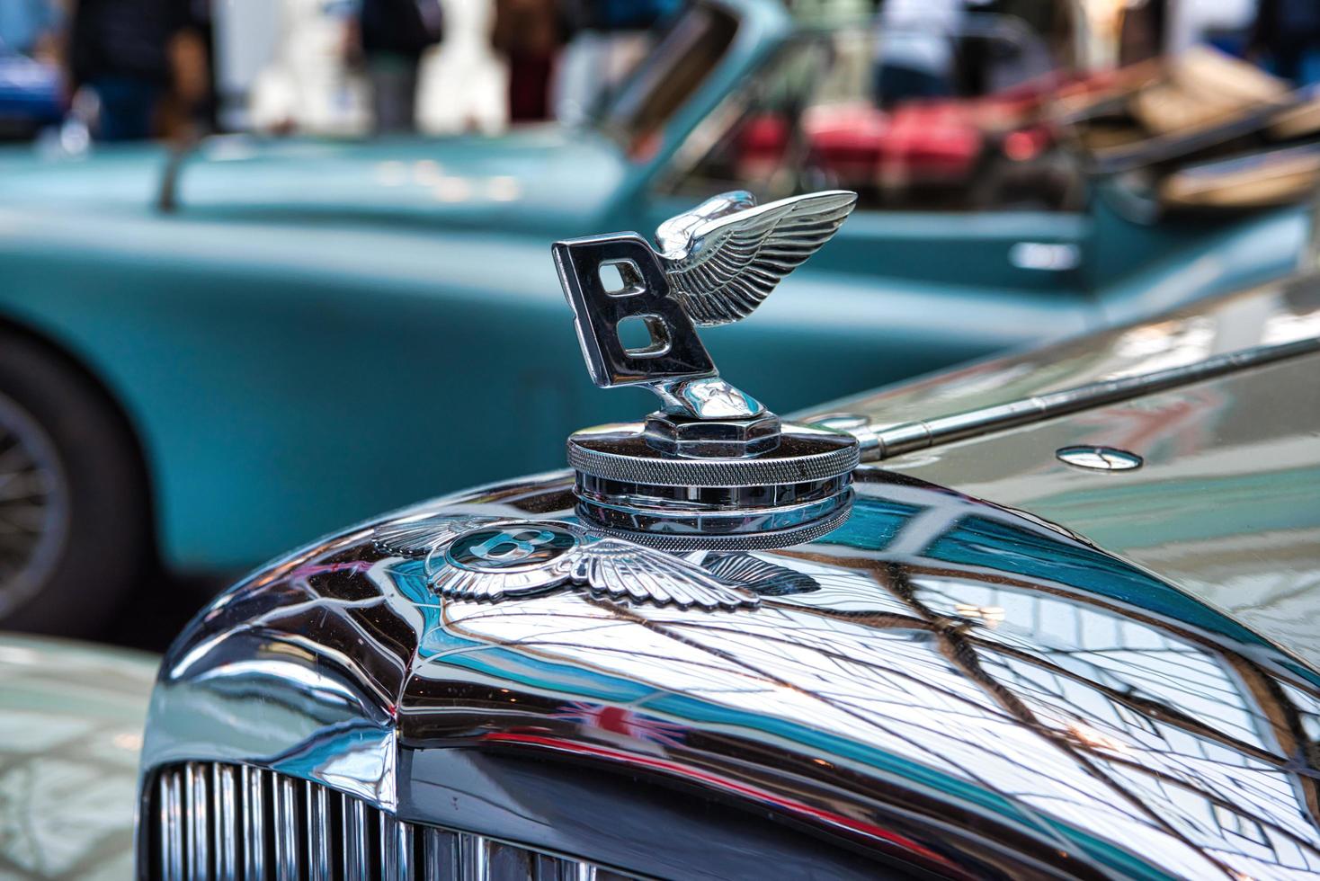 friedrichshafen - maj 2019 beige bentley derby tourer 1937 cabrio roadster på motorworld classics bodensee den 11 maj 2019 i friedrichshafen, tyskland foto