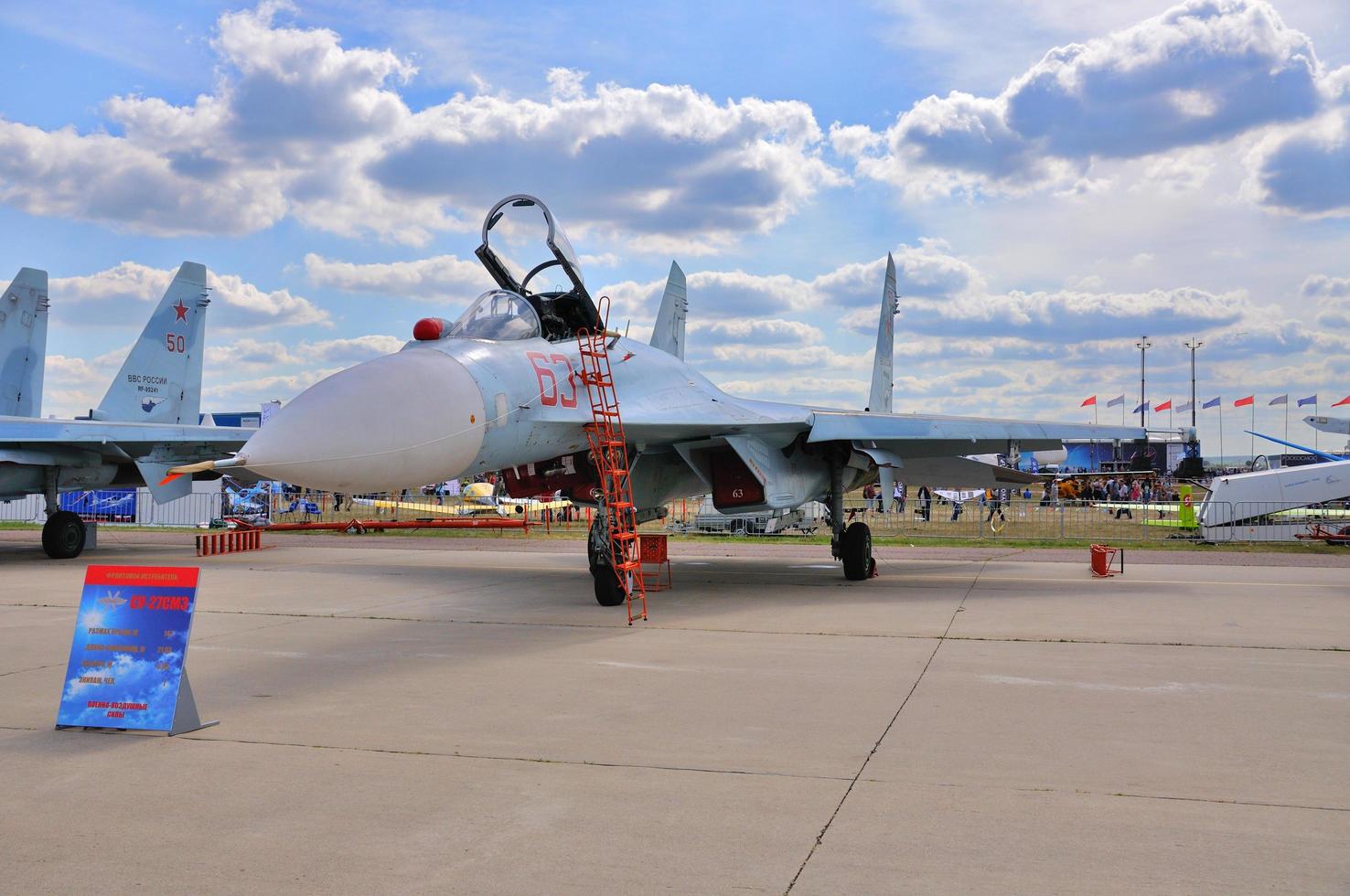 Moskva, ryssland - aug 2015 su-27 flanker presenteras på de 12th m foto