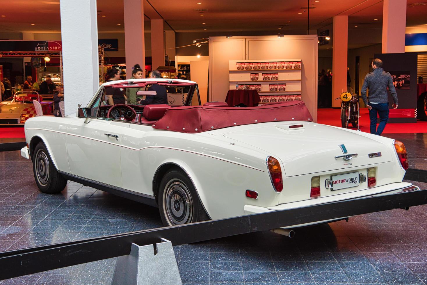 friedrichshafen - Maj 2019 vit Rolls Royce corniche 1986 cabrio på motorvärlden klassiker bodensee på Maj 11, 2019 i friedrichshafen, Tyskland foto