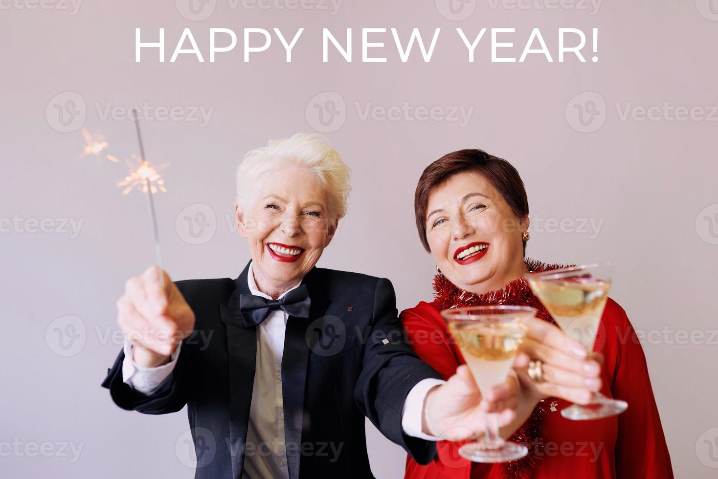 två vackra snygga mogna äldre kvinnor som firar nytt år. kul, fest, stil, firande koncept foto
