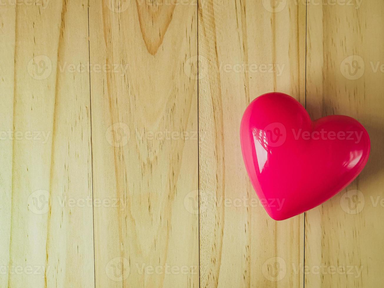 rosa hjärta på trä tabell för hälsa och medicinsk innehåll. foto