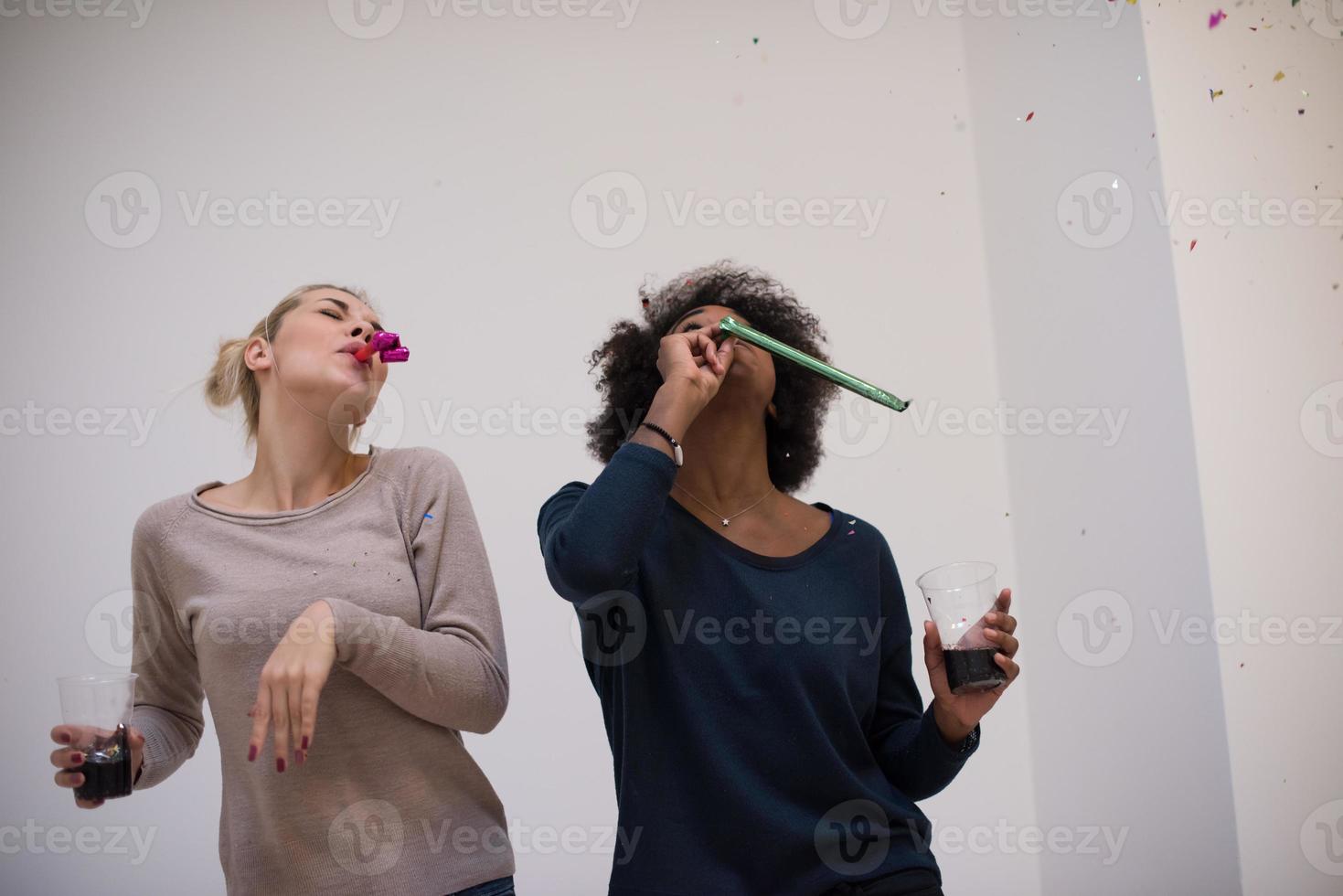 konfetti parti multietnisk grupp människor foto