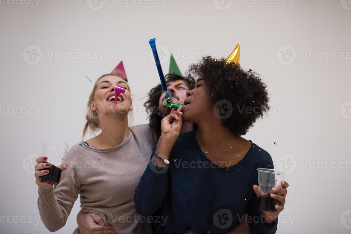 konfetti parti multietnisk grupp människor foto