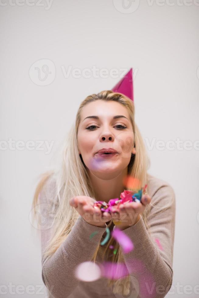kvinna blåser konfetti i de luft foto