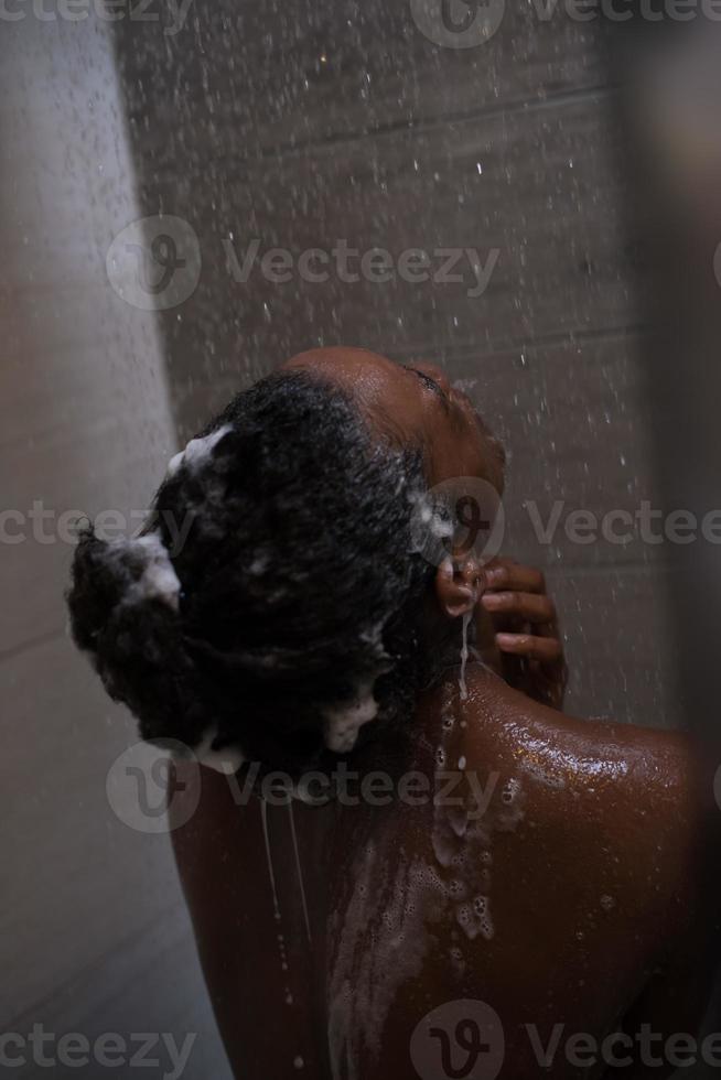 afroamerikansk kvinna i duschen foto
