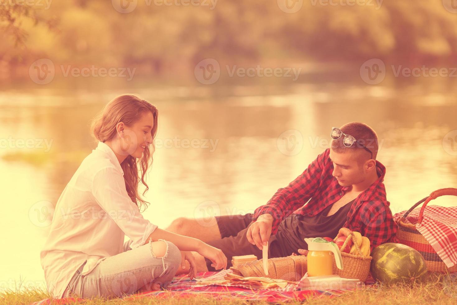 par i kärlek njuter picknick tid foto