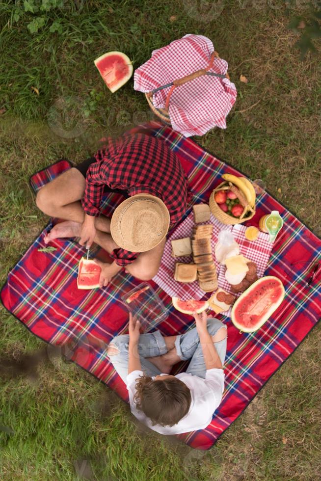 ovanifrån av par som njuter av picknicktid foto