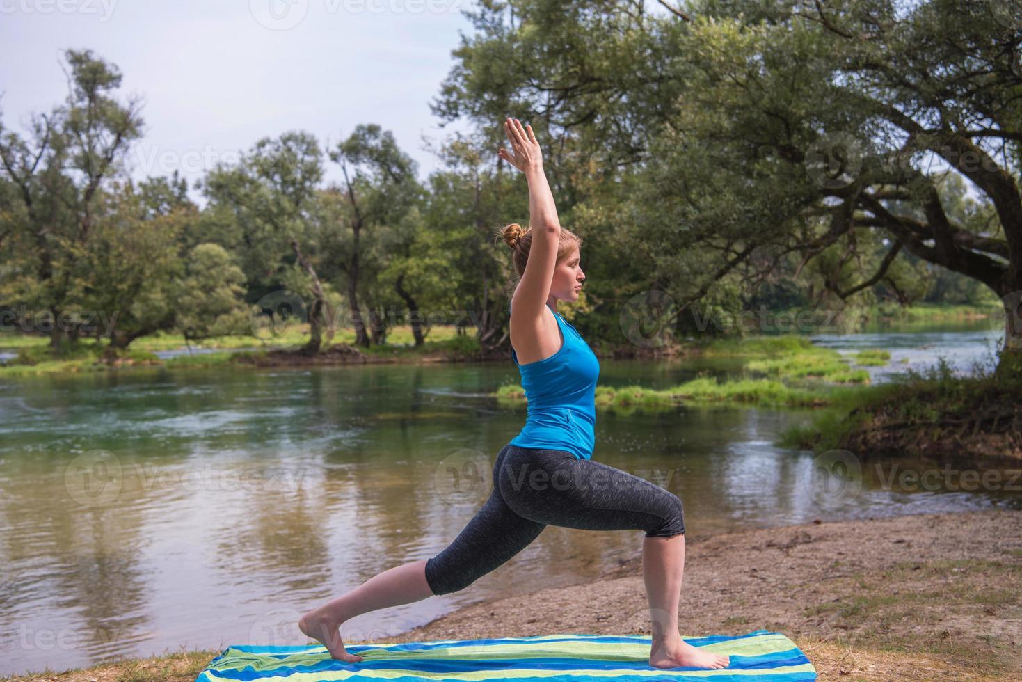 kvinna som mediterar och gör yogaövningar foto