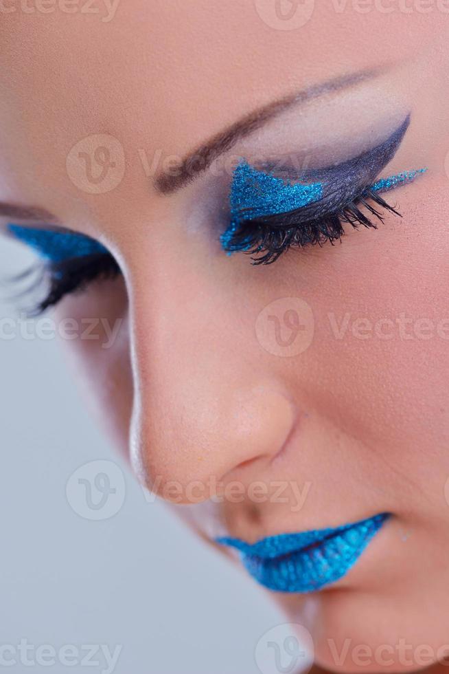 vacker kvinna med lyxig makeup foto