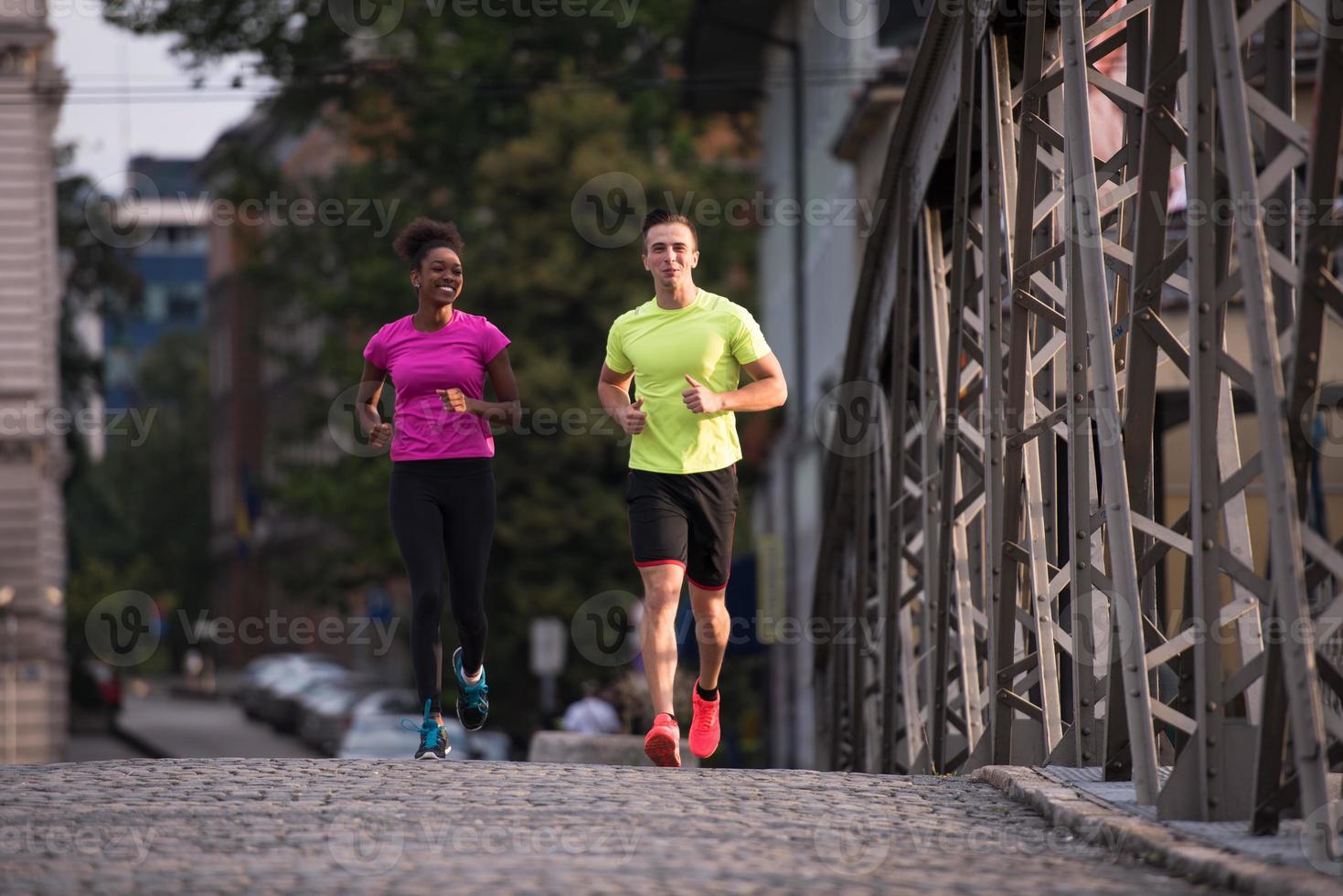 multietnisk par joggning i de stad foto