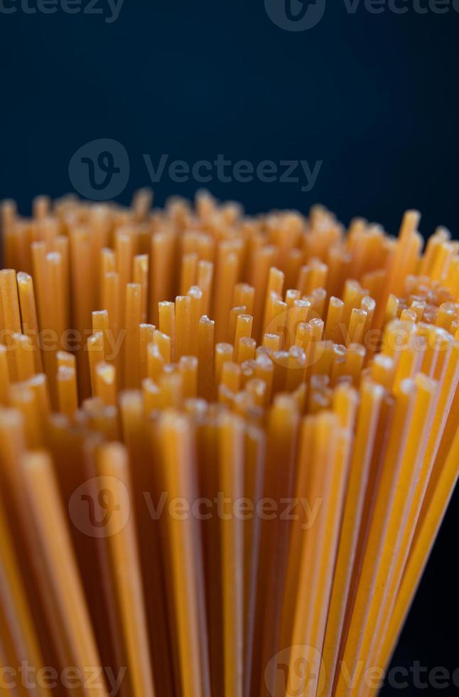 en knippa av röd tomat pasta. färgad spaghetti. foto