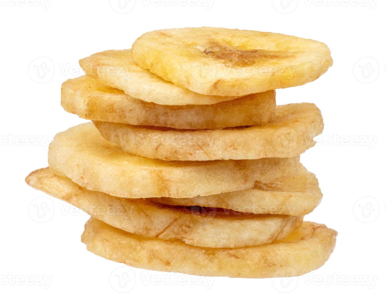 en stack av banan pommes frites är isolerade på en vit bakgrund. full klippning väg. foto