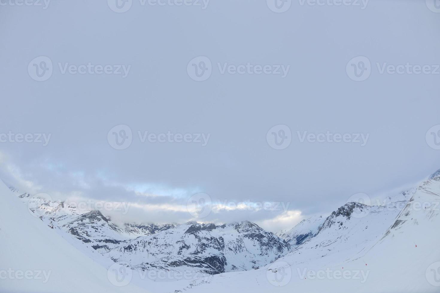höga berg under snö på vintern foto