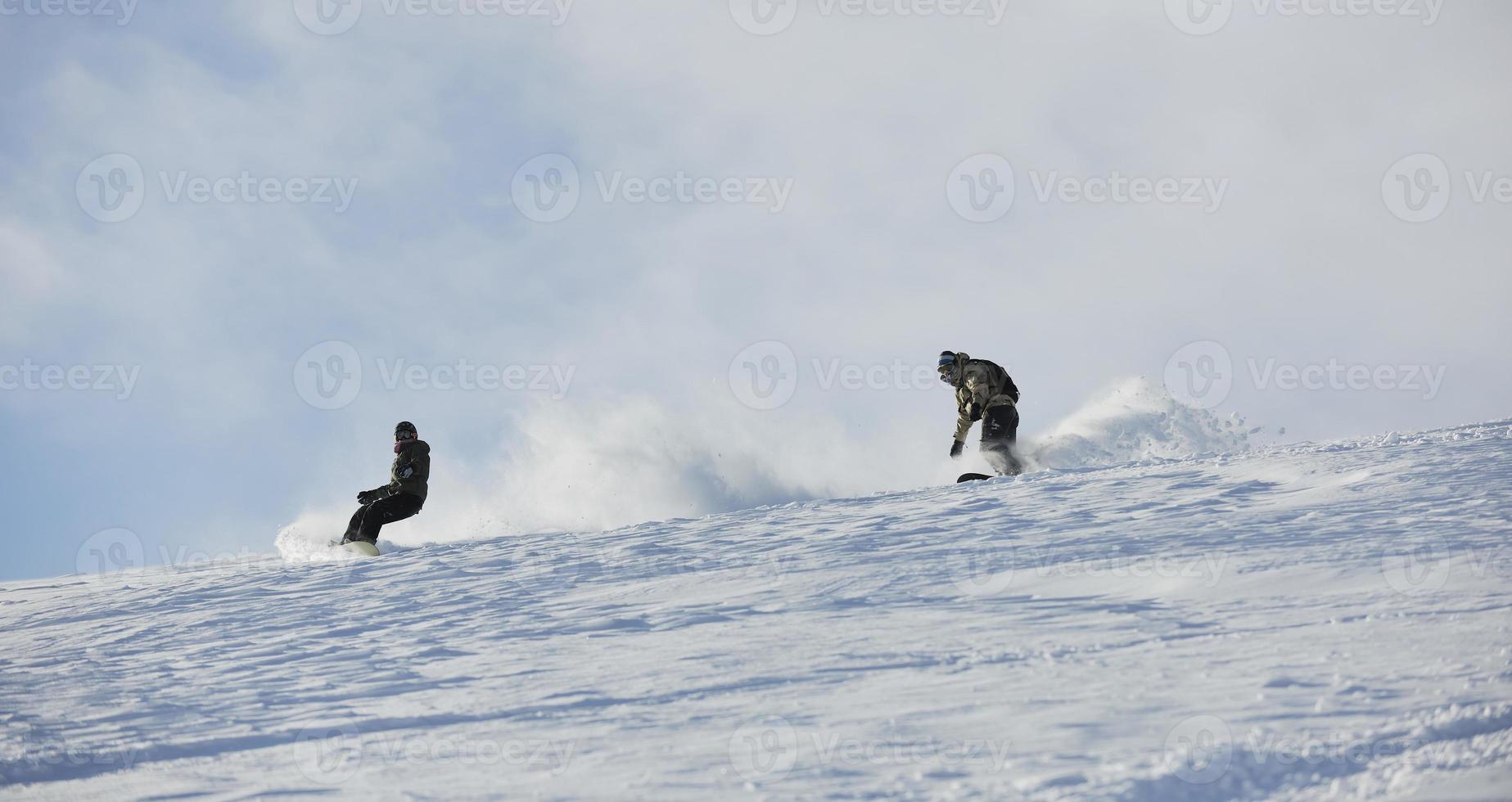 freestyle snowboardåkare hoppa och åka foto