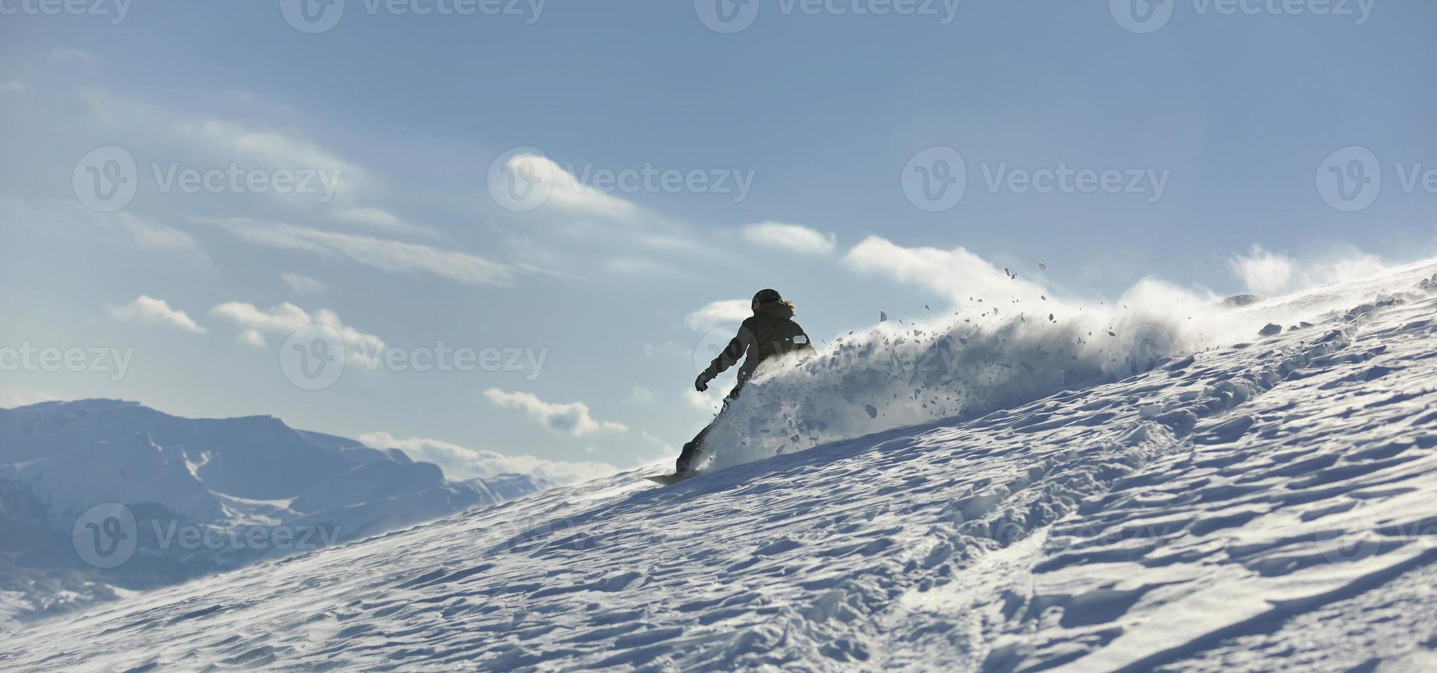 freestyle snowboardåkare hoppa och åka foto
