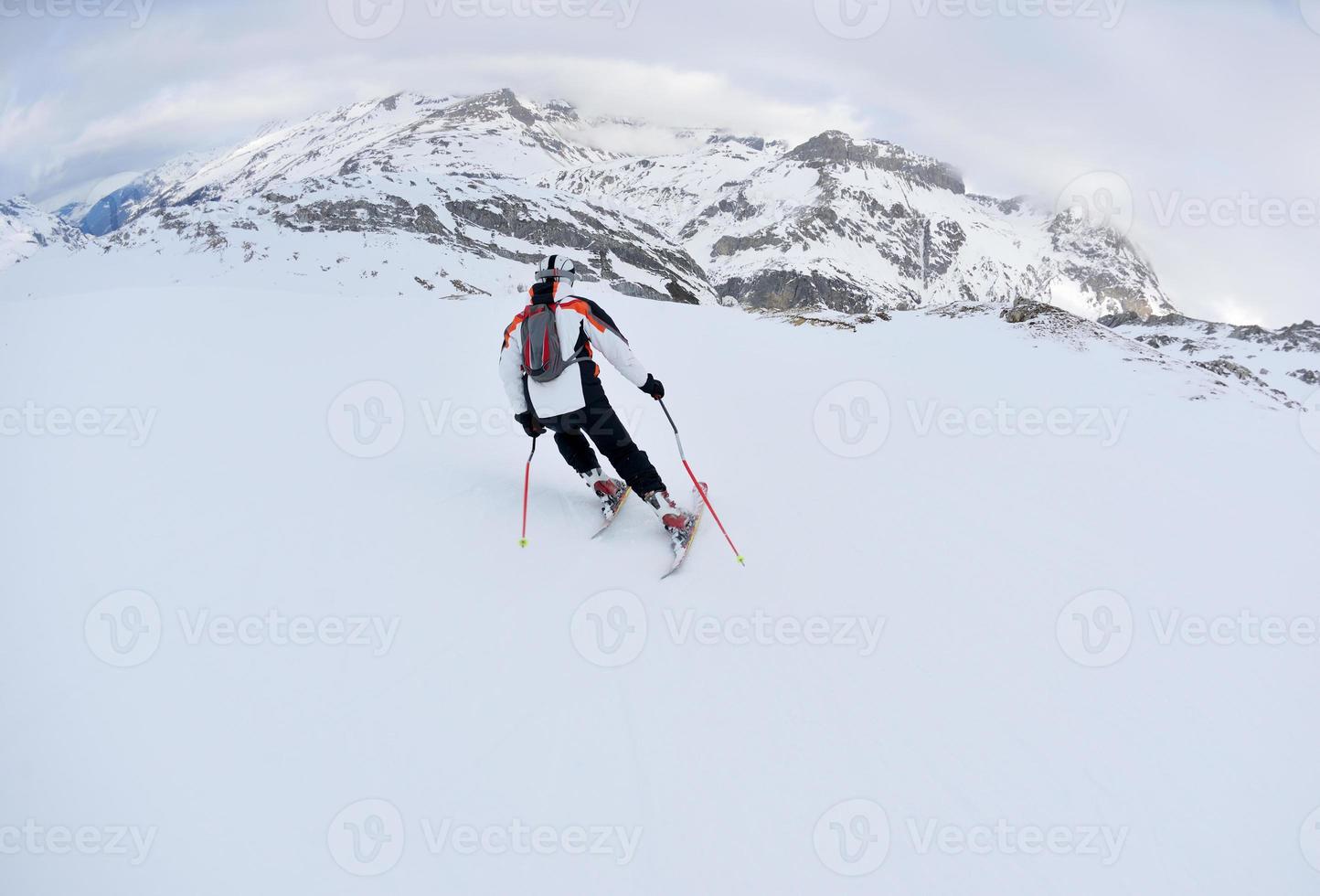 skidåkning på nysnö på vintersäsongen på vacker solig dag foto