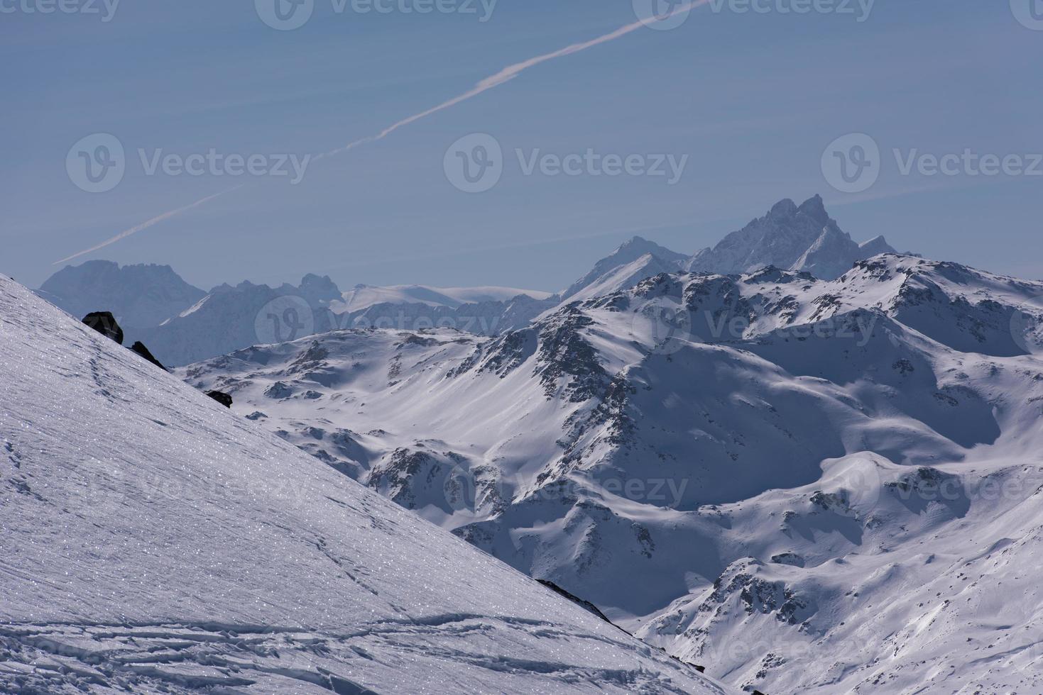 vackert landskap av berg på vintern foto