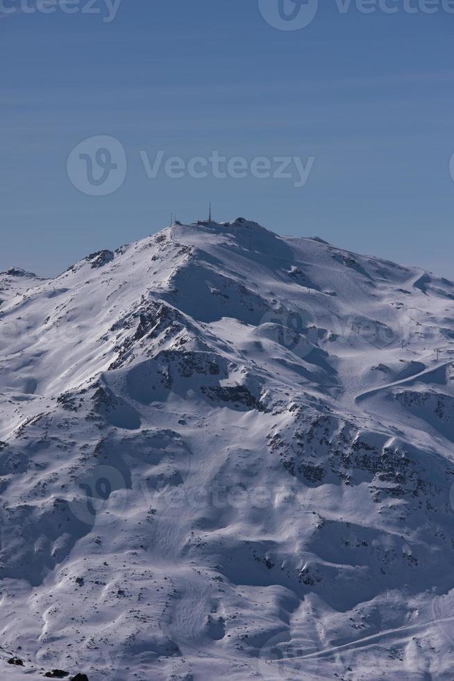 vackert landskap av berg på vintern foto