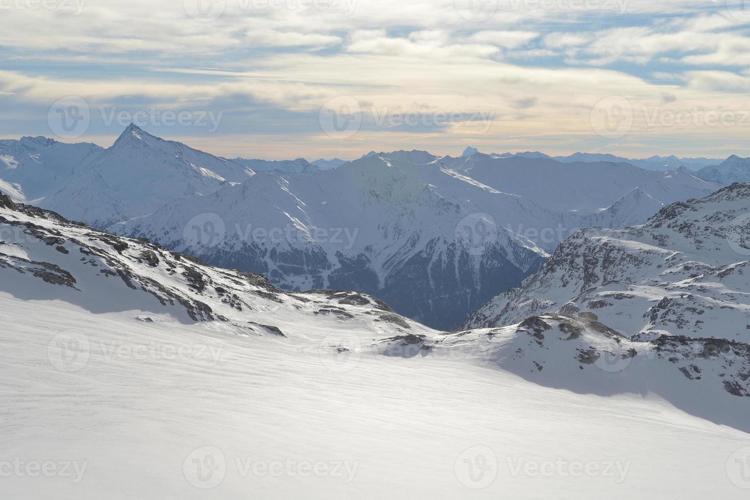 panoramautsikt över vinterbergen foto