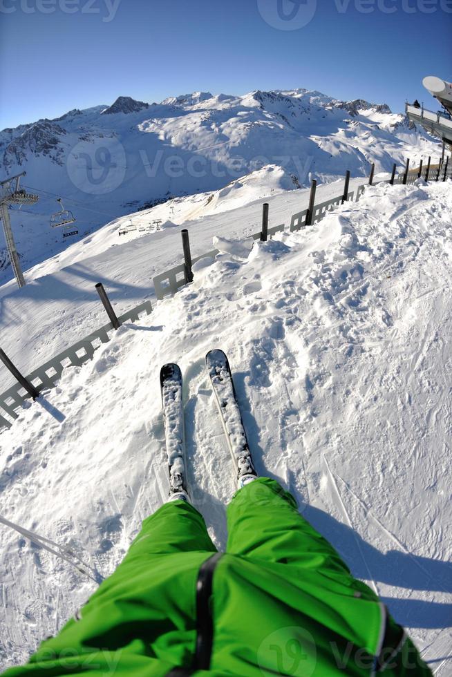 skidåkning på nysnö på vintersäsongen på vacker solig dag foto