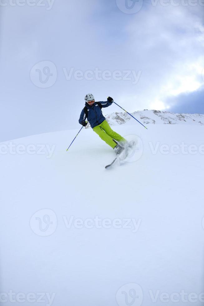 skidåkning på nysnö på vintersäsongen på vacker solig dag foto