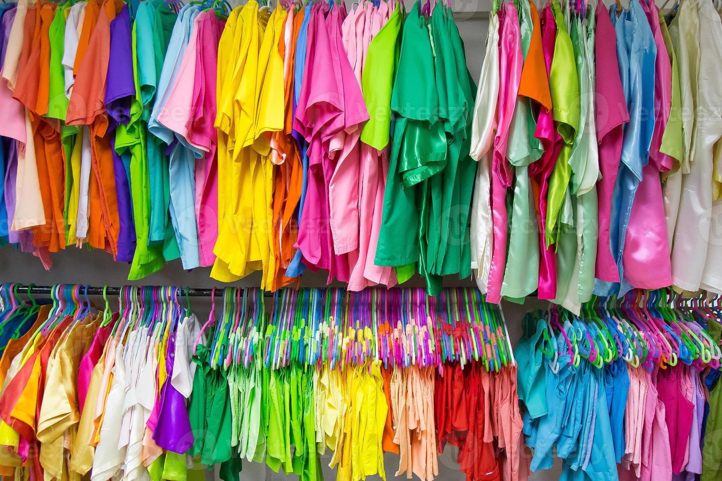 Färg full kläder hängande bild för bakgrund. foto