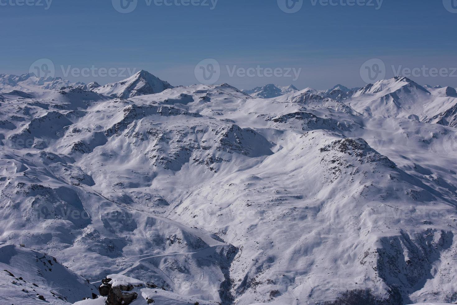 vackert landskap av berg på vintern foto